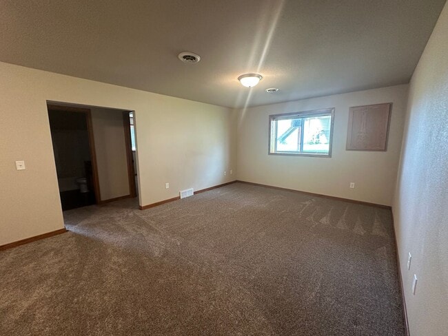 Building Photo - 4 Bedroom Townhome