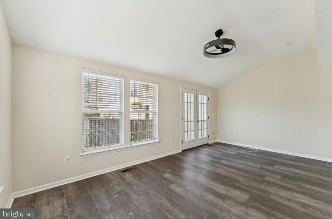 Building Photo - 12300 Sweetbriar Pl