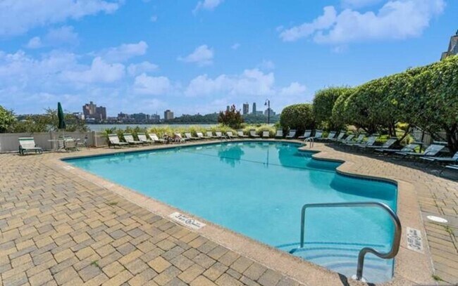 Building Photo - 200 Grand Cove Way
