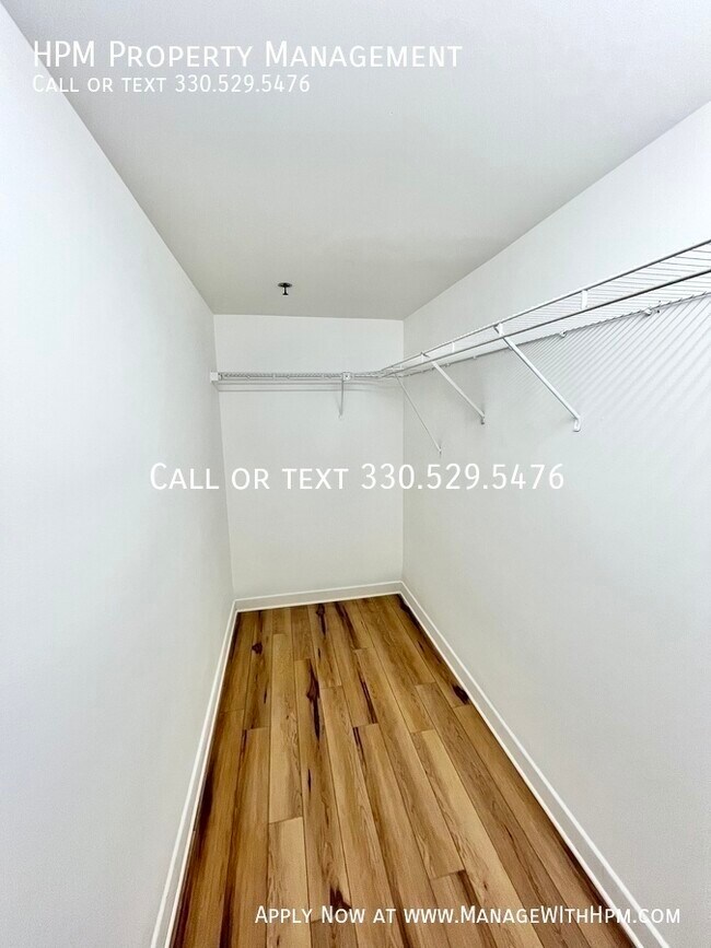 Building Photo - 1133 W 9th St