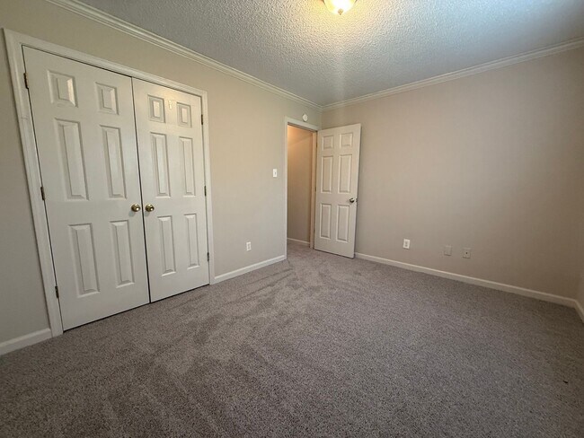 Building Photo - 3 bed, 2 bath in Arlington/Lakeland area