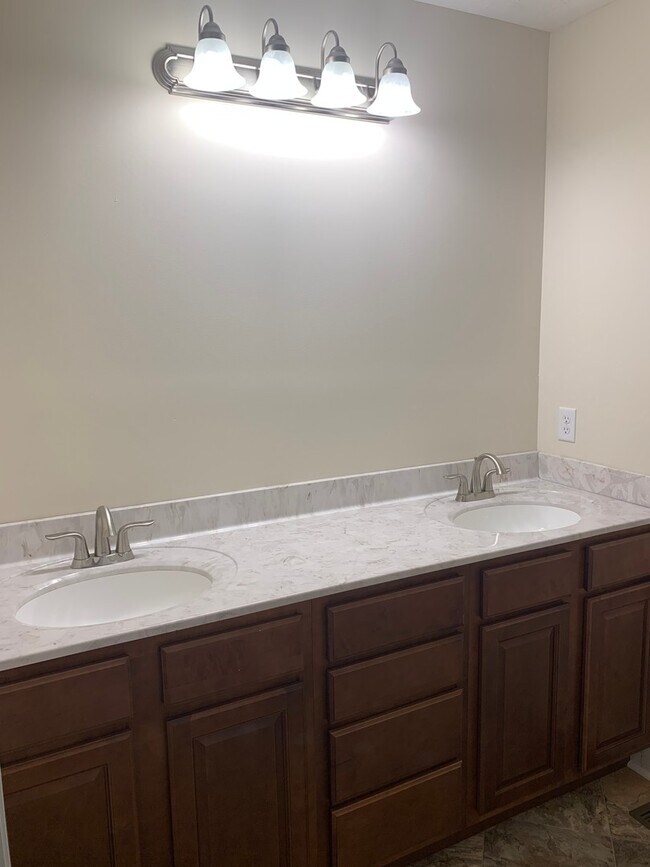 Building Photo - ***$500 Off First Months Rent*** Cedar Point Townhouse for Rent!