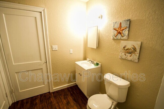 Building Photo - 932 Poinsettia St