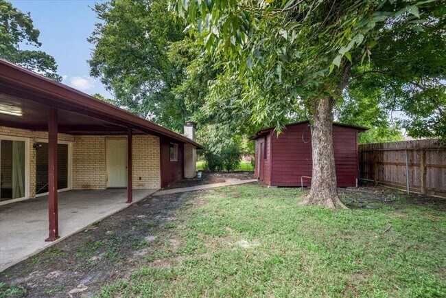 Building Photo - 8630 Valley S Dr