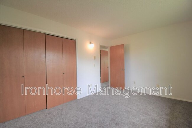 Building Photo - 811 W Villard St