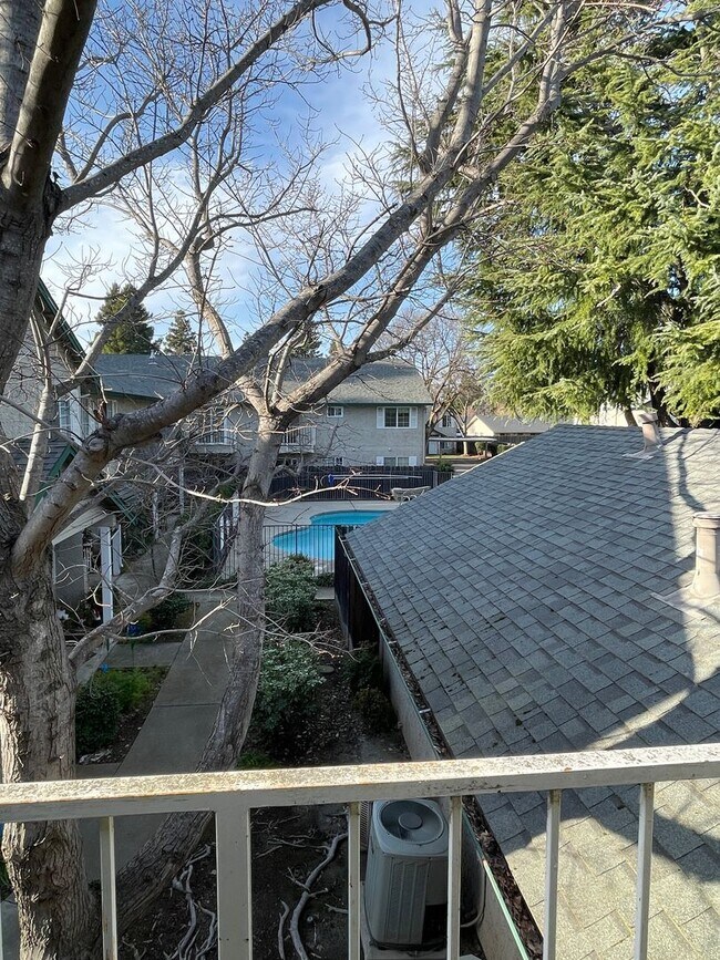 Building Photo - Chico 3 bed 2 bath Condo, Pool, Reserved Parking, upstair unit. newly refurbished