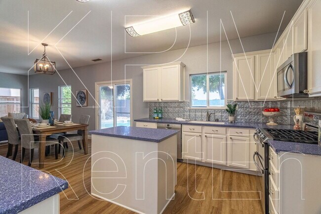 Building Photo - 6221 Crestview Cir