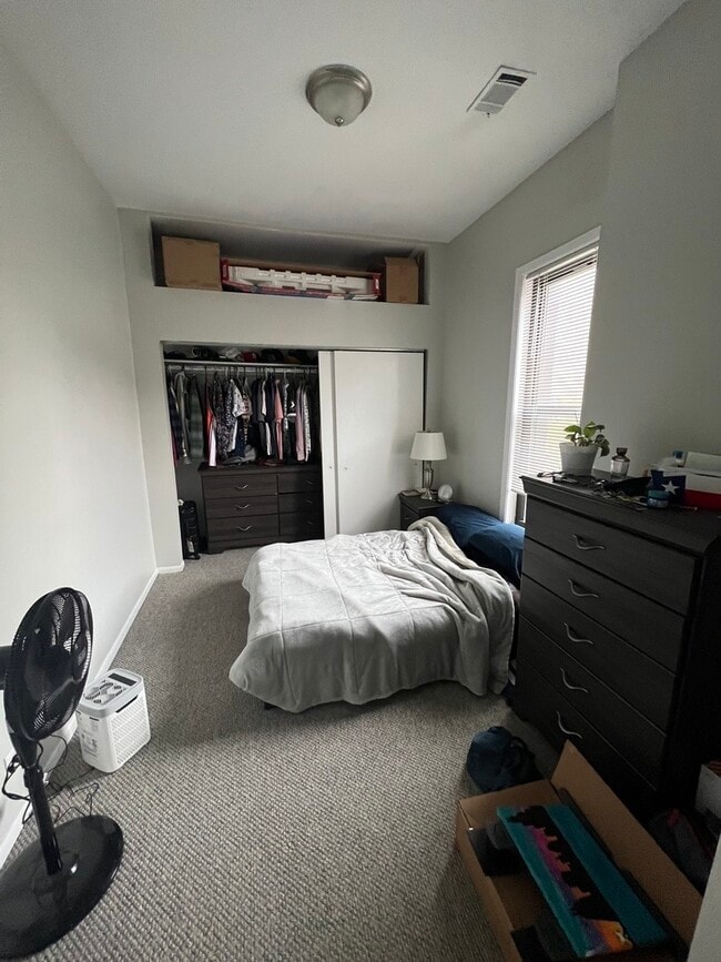 Building Photo - 866 W Aldine Ave