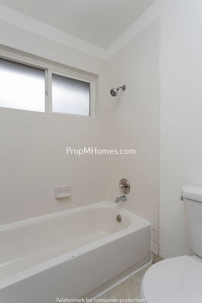 Building Photo - Cozy Two Bedroom Duplex in Oregon City - P...
