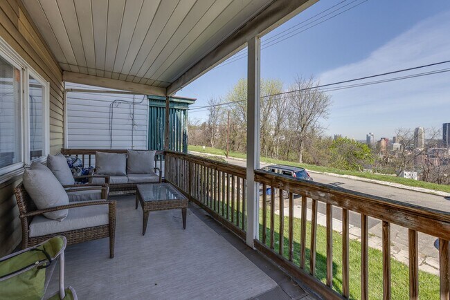 Building Photo - 1022 E Warrington Ave