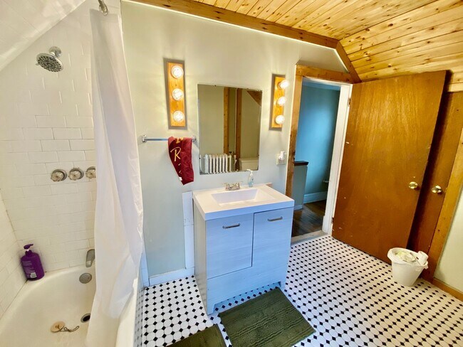 Building Photo - SPACIOUS 4BD House near U of M & Dinky Tow...