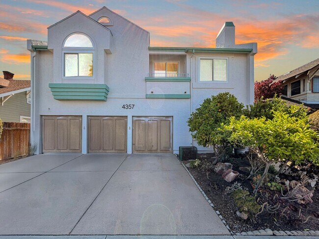 Building Photo - Stunning 2BD/2BA Condo in University Heigh...
