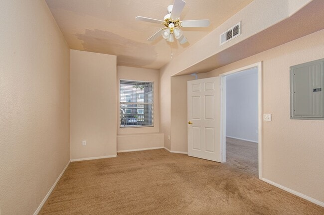 Building Photo - Ground floor one bedroom in luxury gated S...