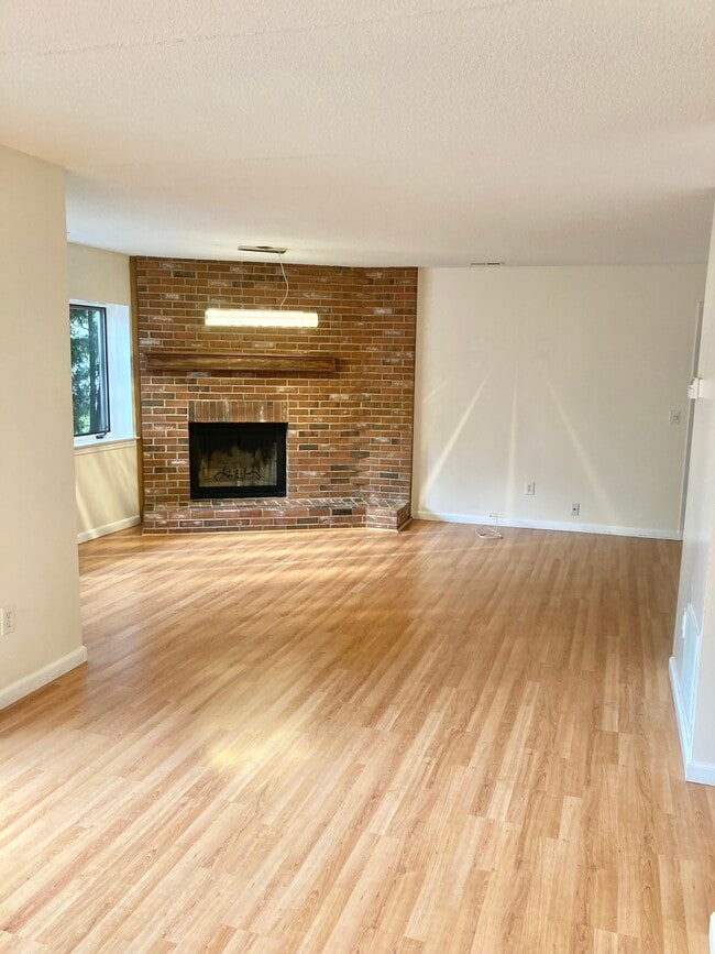 Building Photo - 156 E Grayling Ln