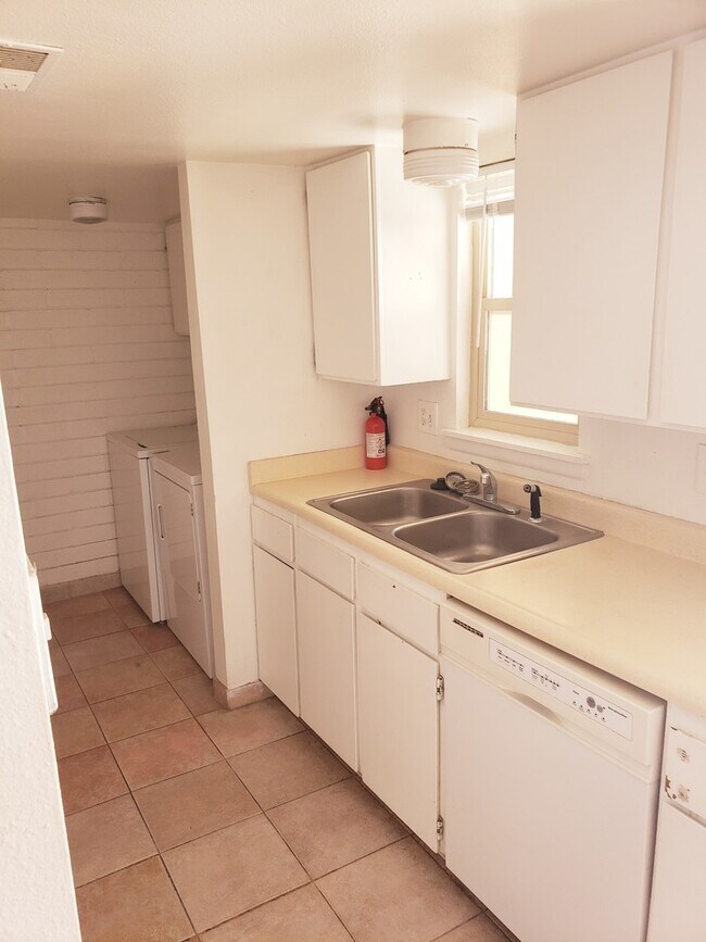 Building Photo - Bright 2 story 2br, 1b, 875sq. ft townhous...