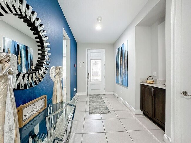 Building Photo - 8 Bedrooms 7 baths on a resort community