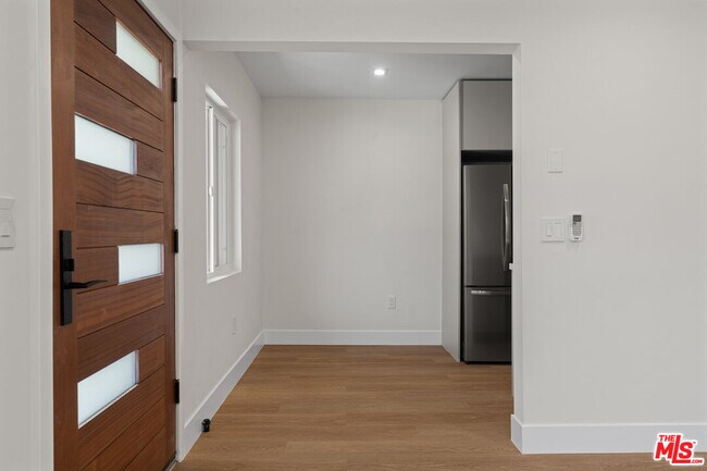 Building Photo - 420 S Sepulveda Blvd