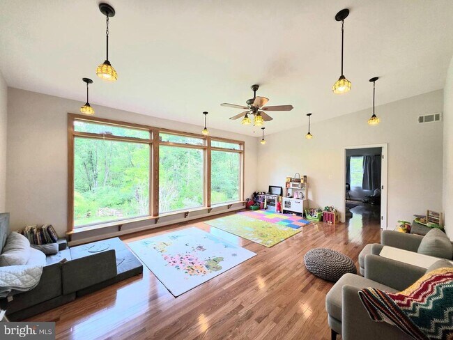 Building Photo - 10930 Howland Dr