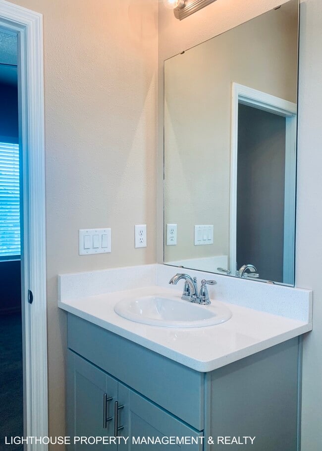 Building Photo - Charming, Newly Built 2 Bed/2.5 Bath Townh...