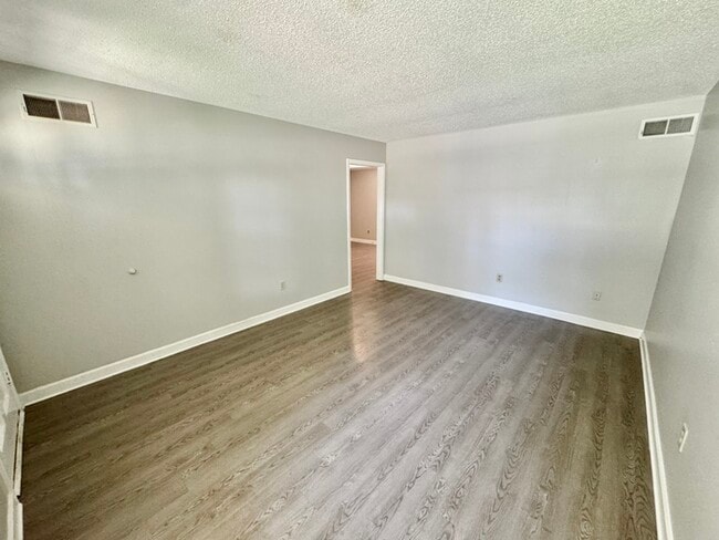 Building Photo - 5595 Briarwood Dr