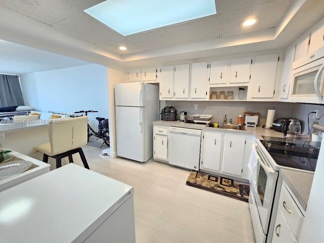Primary Photo - 18031 Biscayne Blvd