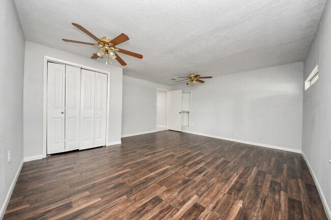 Building Photo - 2405 Pickerton Dr