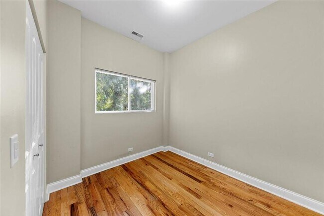 Building Photo - 3 bedroom in Chicago IL 60613