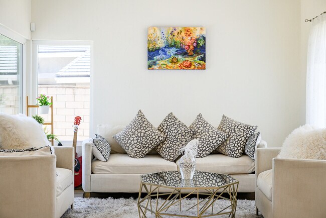 Building Photo - Luxe Spacious Home Near Parks Fully Equipped