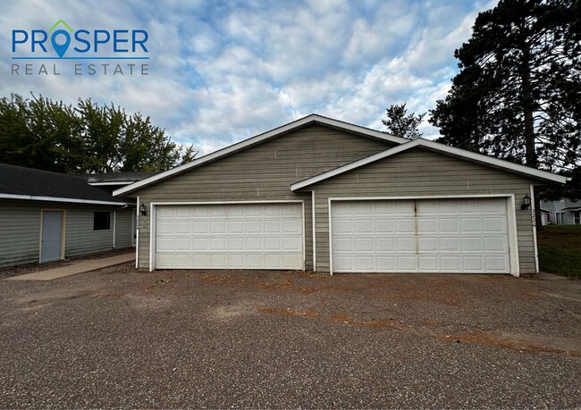 Building Photo - Spacious 3 Bedroom In Quiet Area