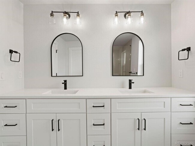 Building Photo - Brand New 4BD, 4BA Half-Duplex in Villa Park