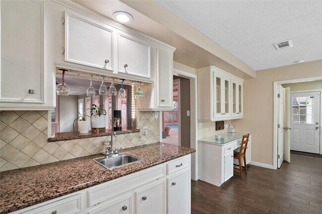 Building Photo - 10911 Elmdale Dr