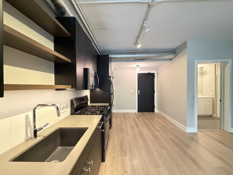 Building Photo - 941 W Belmont Ave
