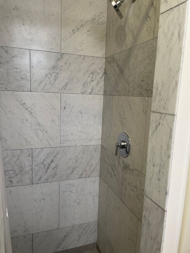 Building Photo - Bright Live-Work Studio  & Tall Ceilings o...