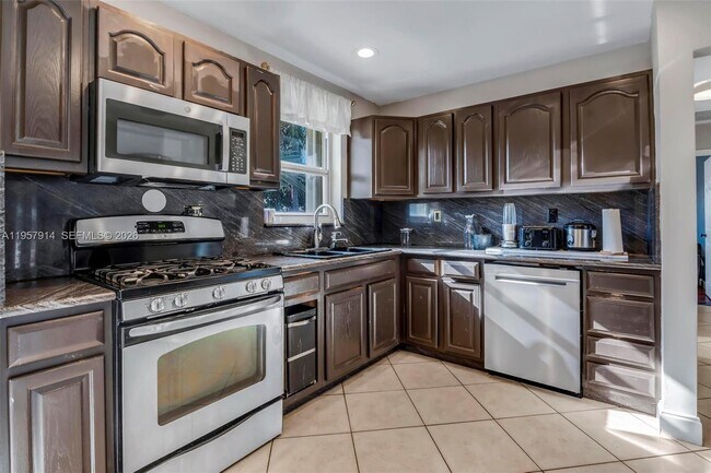 Building Photo - 1600 N 28th Ct