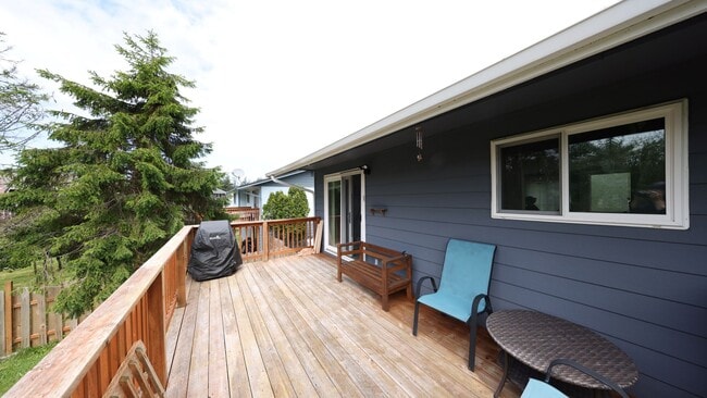 Building Photo - 3 Bed 2 Bath - A/C - Large Backyard - Dog Friendly - NAS Whidbey