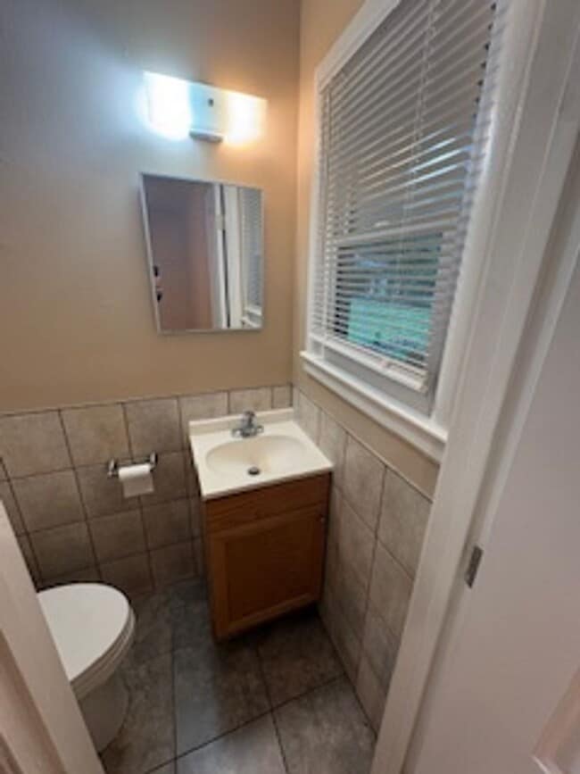 Building Photo - Cute 3 Bedroom, 1.5 Bathroom Home