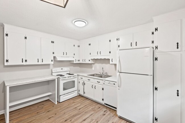 Building Photo - Renovated 2 bedroom townhome 5 miles from downtown Raleigh!