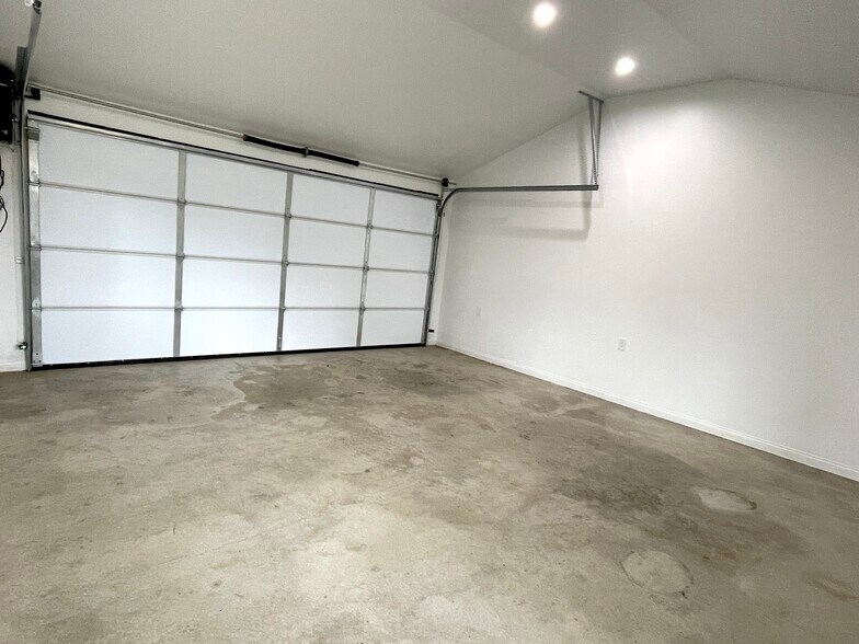 2 Garage high ceiling, recessed lighting, HVAC, Separate Entrance and remote app garage doo - 5457 Beck Ave