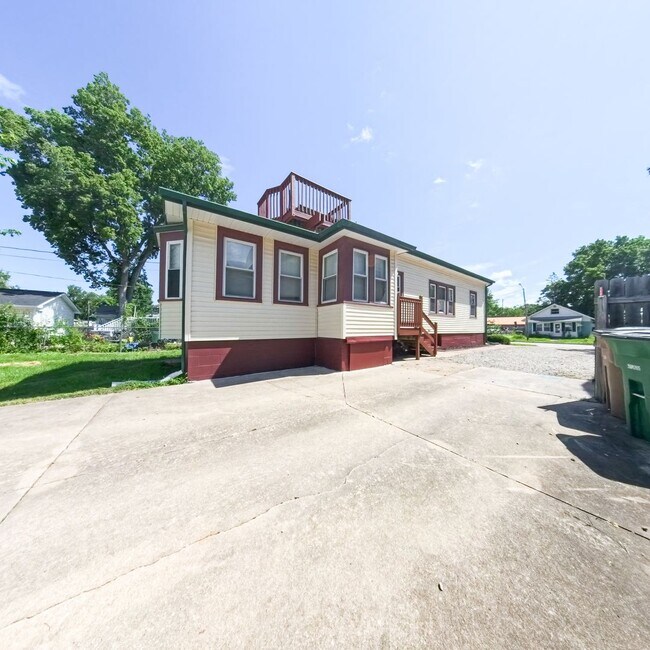 Building Photo - Newly updated 5 bedroom 2 bathroom home