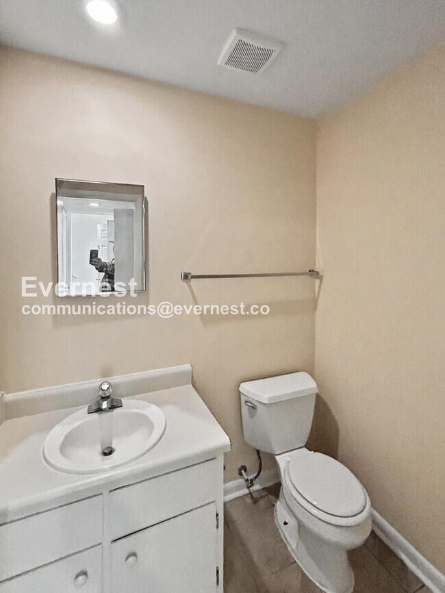 Building Photo - 3 Bed, 1.5 Bath Townhome with Off-Street Parking / Pet-Friendly / Available Now!