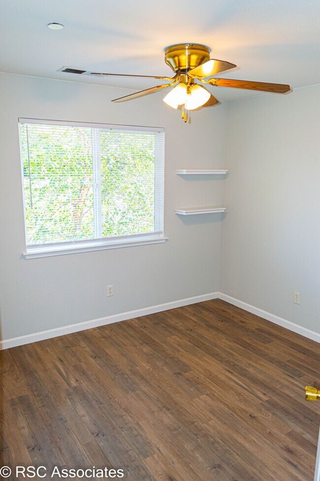 Building Photo - 1363 E Lindo Ave