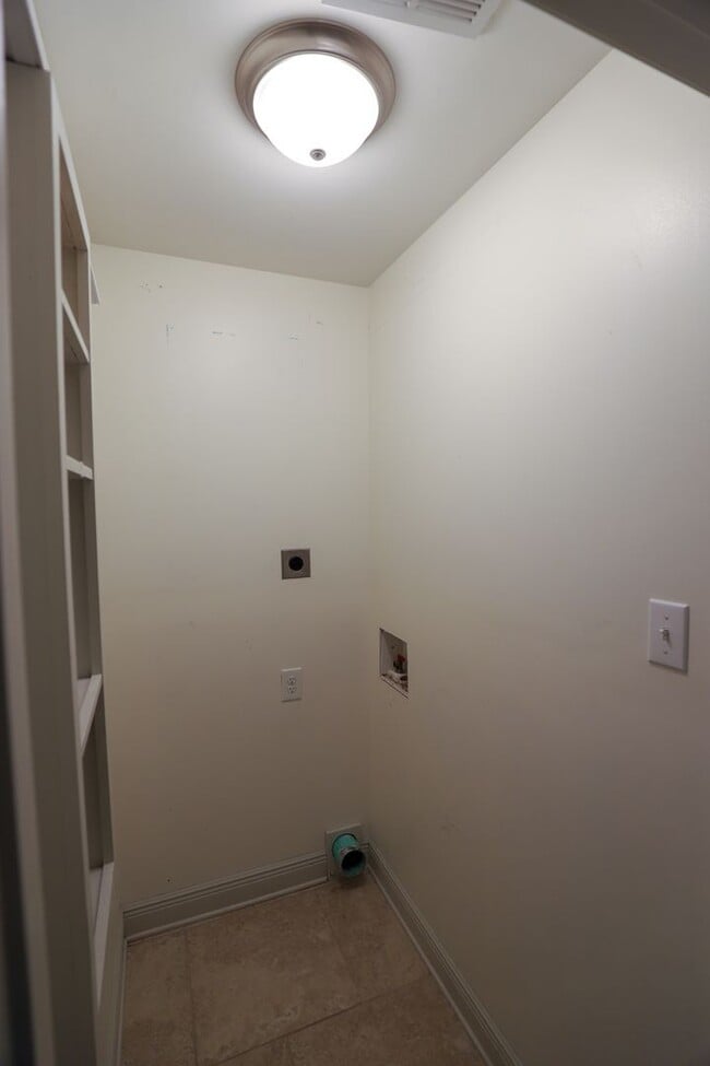 Building Photo - 133 Hickory Dr