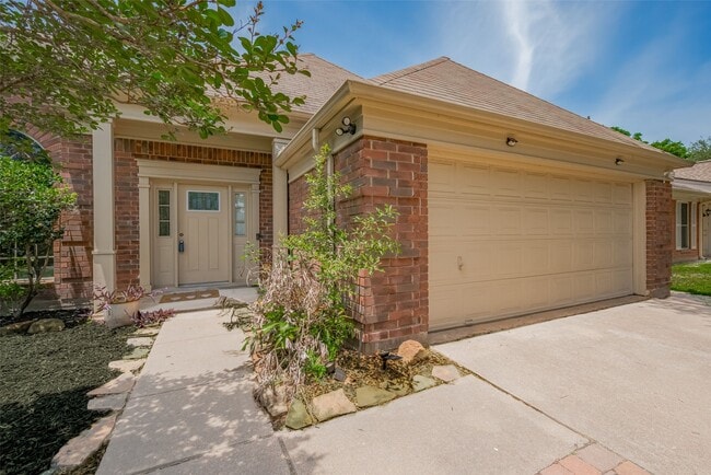 Building Photo - 9911 Villa Verde Dr