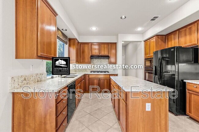 Building Photo - 1570 Eastlake Cir