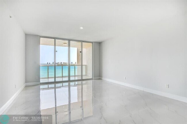 Building Photo - 2650 Lake Shore Dr
