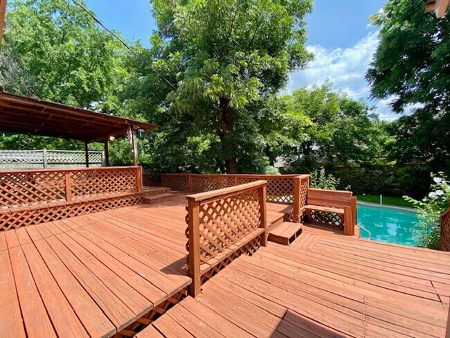 Building Photo - 3 bedroom, 2.5 Bath in Forest Oaks (Near Forest Hills)