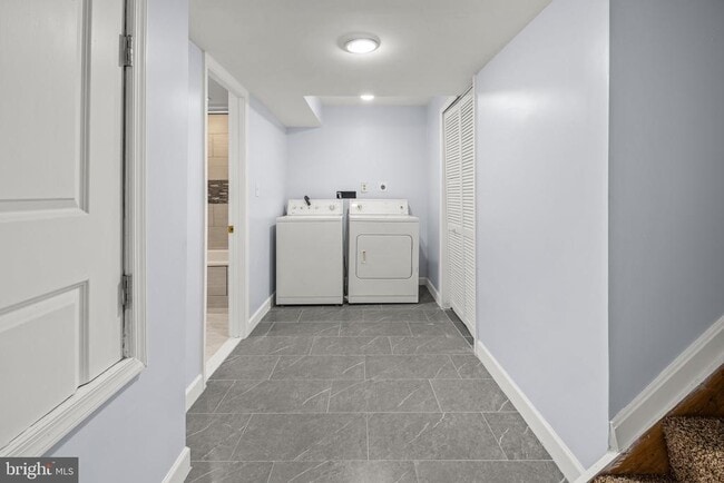 Building Photo - 7637 Seans Terrace