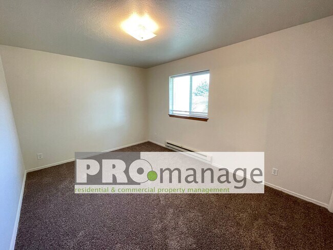 Building Photo - 3 Bed, 1 Bath Apartment w/ 1-Car Garage - Idaho Falls