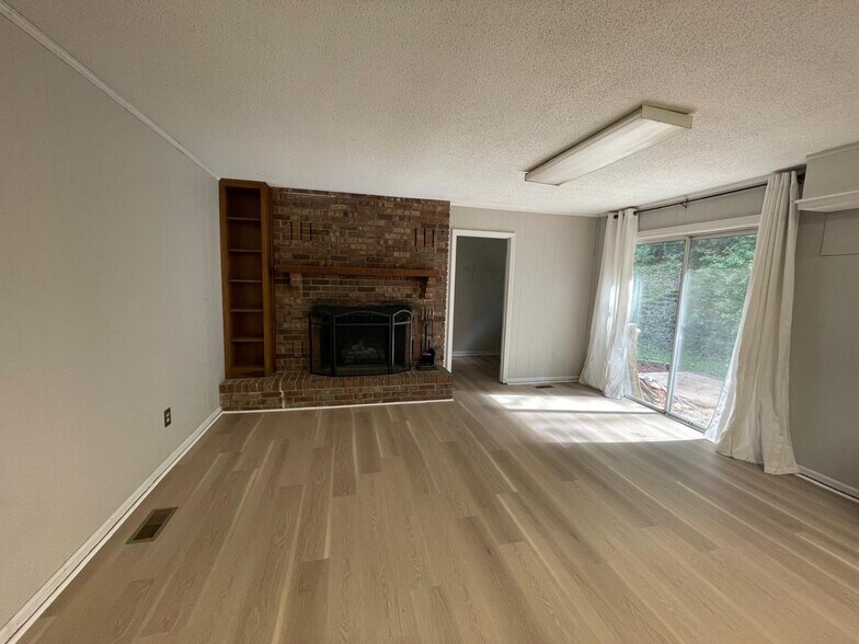 Kitchen / Dining (pictures don't show renovations being made) - 1936 Ashmore Ave