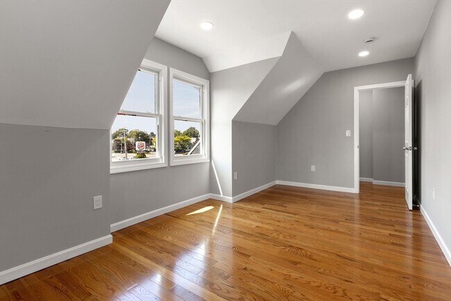 Building Photo - 17 Shirley St